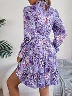 Robe fleurie élégante à col haut avec ceinture