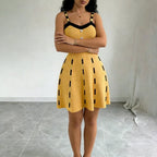 Robe midi en maille à col en V, boutonnée et à bretelles