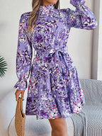 Robe fleurie élégante à col haut avec ceinture