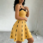 Robe midi en maille à col en V, boutonnée et à bretelles