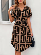 Robe à carreaux col en V manches courtes avec ceinture élégante