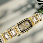 Montre-bracelet carrée dorée avec diamants pour femme