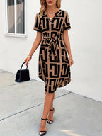 Robe à carreaux col en V manches courtes avec ceinture élégante