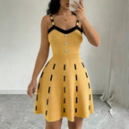 Robe midi en maille à col en V, boutonnée et à bretelles