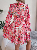 Robe fleurie élégante à col haut avec ceinture