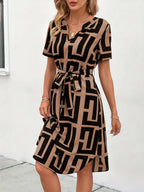 Robe à carreaux col en V manches courtes avec ceinture élégante
