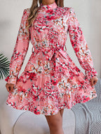 Robe fleurie élégante à col haut avec ceinture