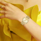 Montre de luxe dorée élégante avec diamants pour femme