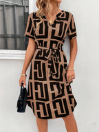 Robe à carreaux col en V manches courtes avec ceinture élégante