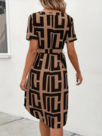 Robe à carreaux col en V manches courtes avec ceinture élégante