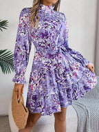 Robe fleurie élégante à col haut avec ceinture